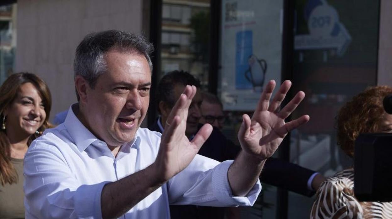 El candidato del PSOE a la presidencia de la Junta de Andalucía, Juan Espadas, saluda durante el paseo por el Mercado del Parque Alcosa en Sevilla