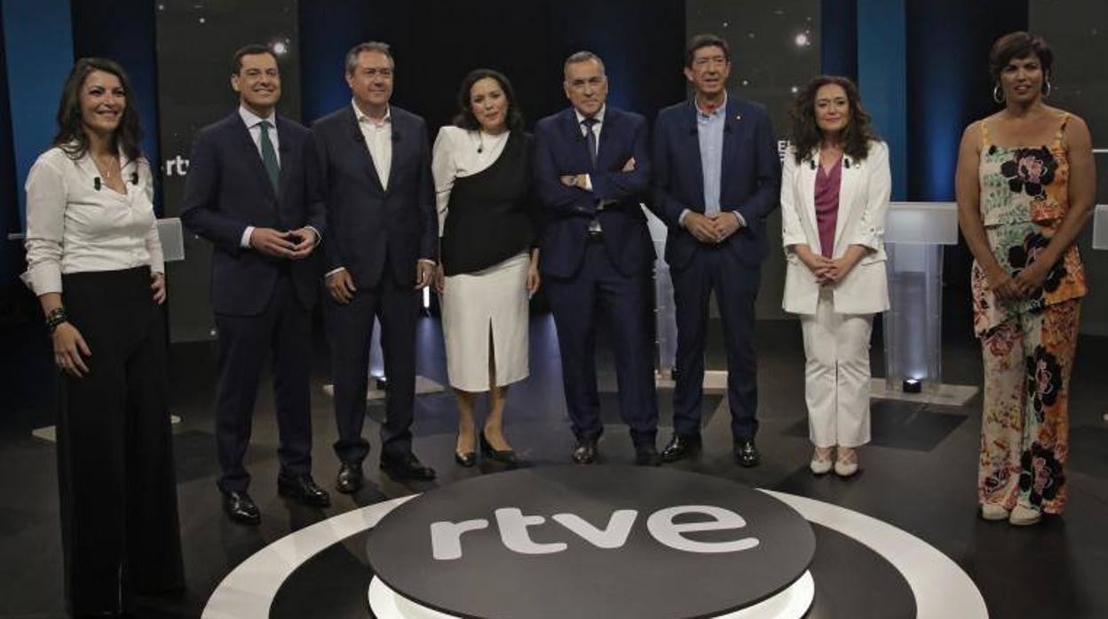 Los candidatos y los presentadores del debate, este lunesen los estudios de RTVE en Andalucía