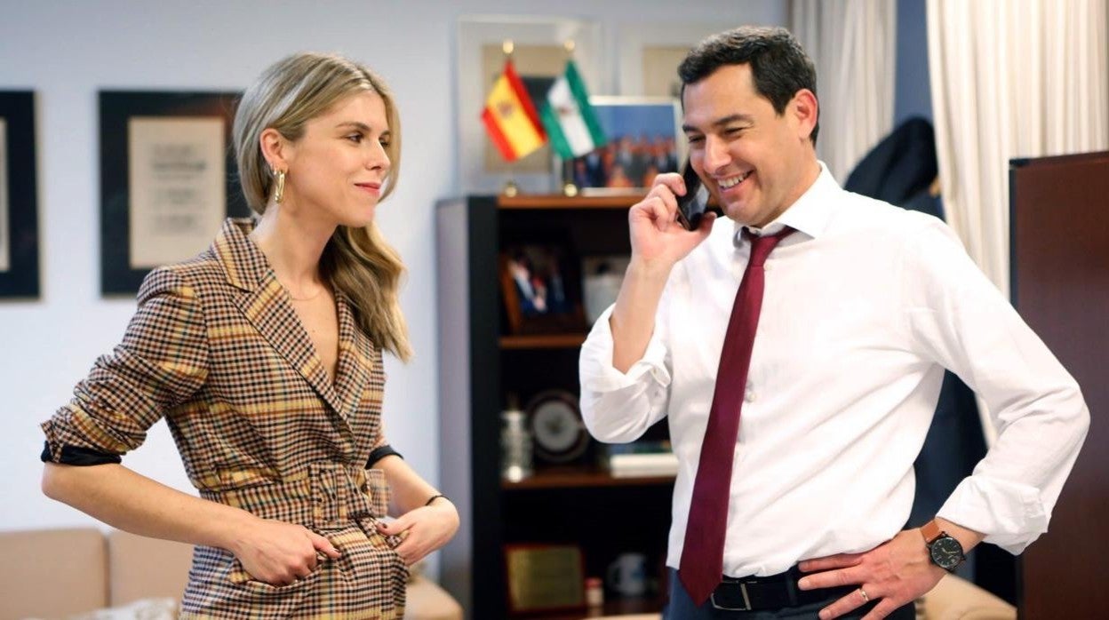 Juanma Moreno y su mujer, Manuela Villena, sonrientes tras la investidura como presidente de la Junta