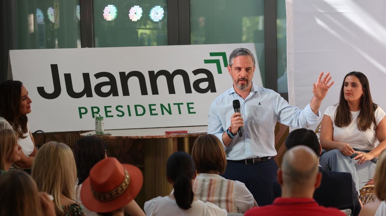 Juan Bravo durante el acto con empresarios y empresarias en Cördoba