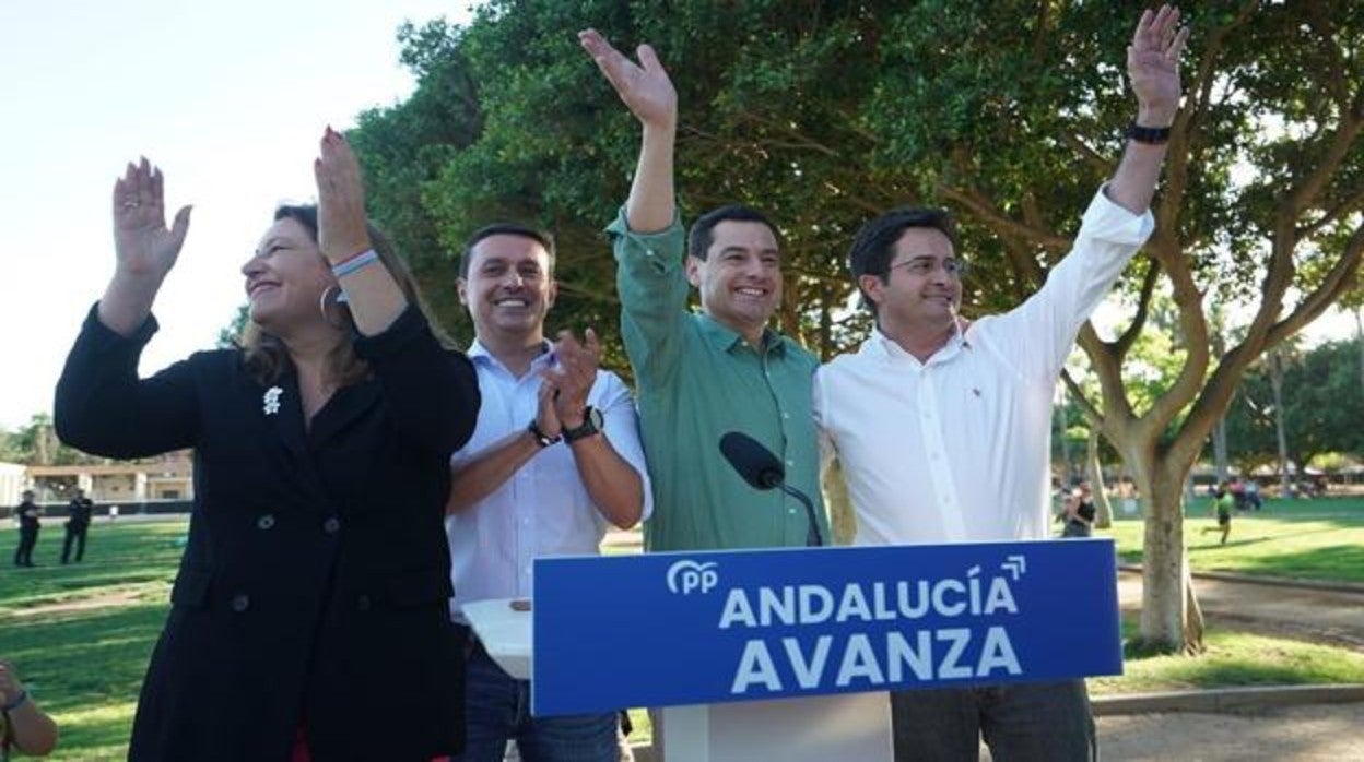Juanma Moreno junto a Carmen Crespo, Javier A. García y Francisco Góngora en El Ejido