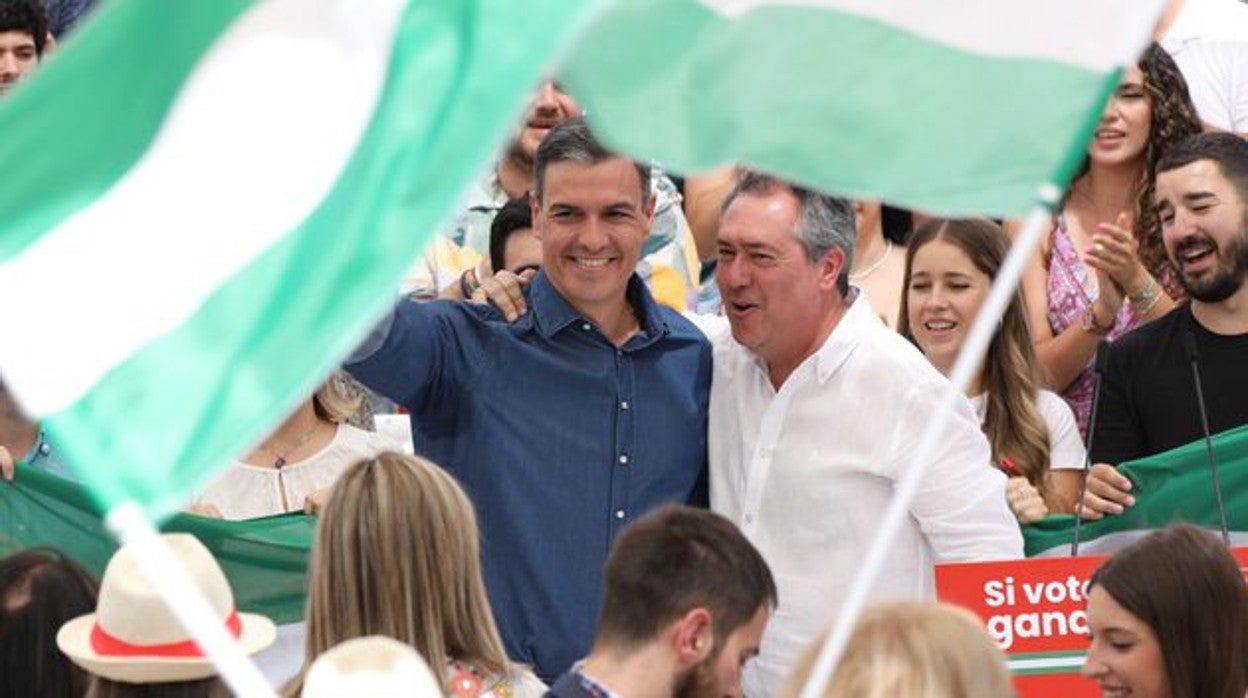 Pedro Sánchez y Juan Espadas, este sábado durante un mitin en Cártama (Málaga)