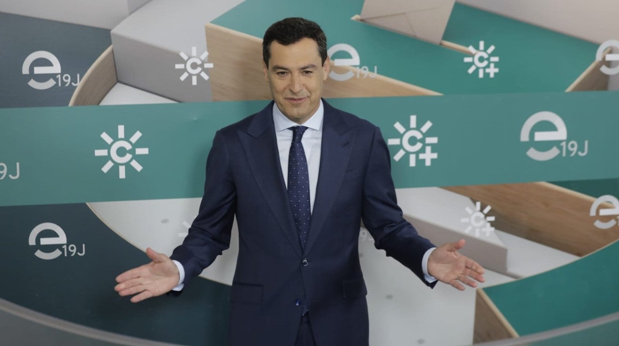 Juanma Moreno, candidato del PP a la Junta de Andalucía, a su llegada a Canal Sur