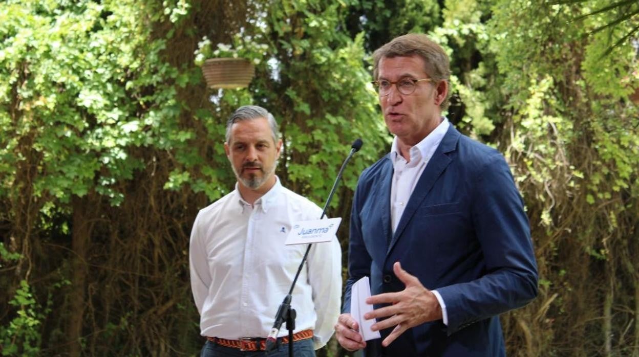 Alberto Núñez Feijóo, junto al candidato del PP Juan Bravo, durante el acto de Úbeda