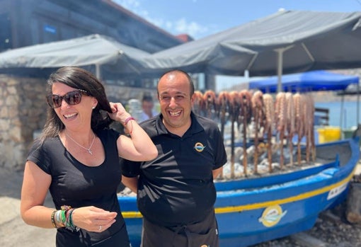 Macarena Olona, en Salobreña, junto a un espetero