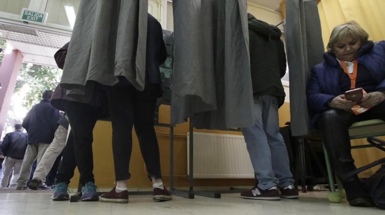 Mucho público votando en un colegio electoral de Sevilla en las pasadas elecciones