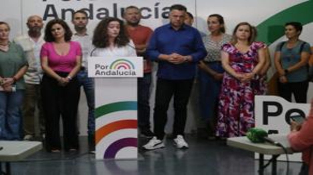 La candidata de Por Andalucía, Inmaculada Nieto, analiza los resultados junto a su equipo