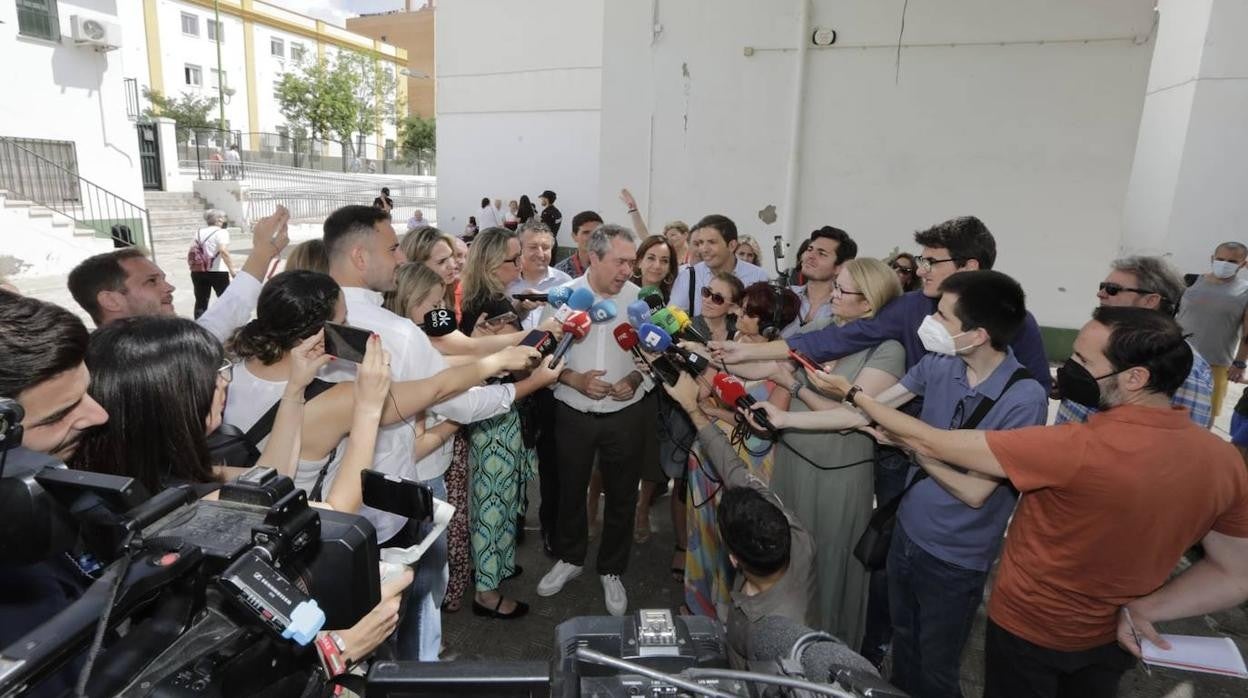 Juan Espadas atiende a los medios de comunicación este 19-J