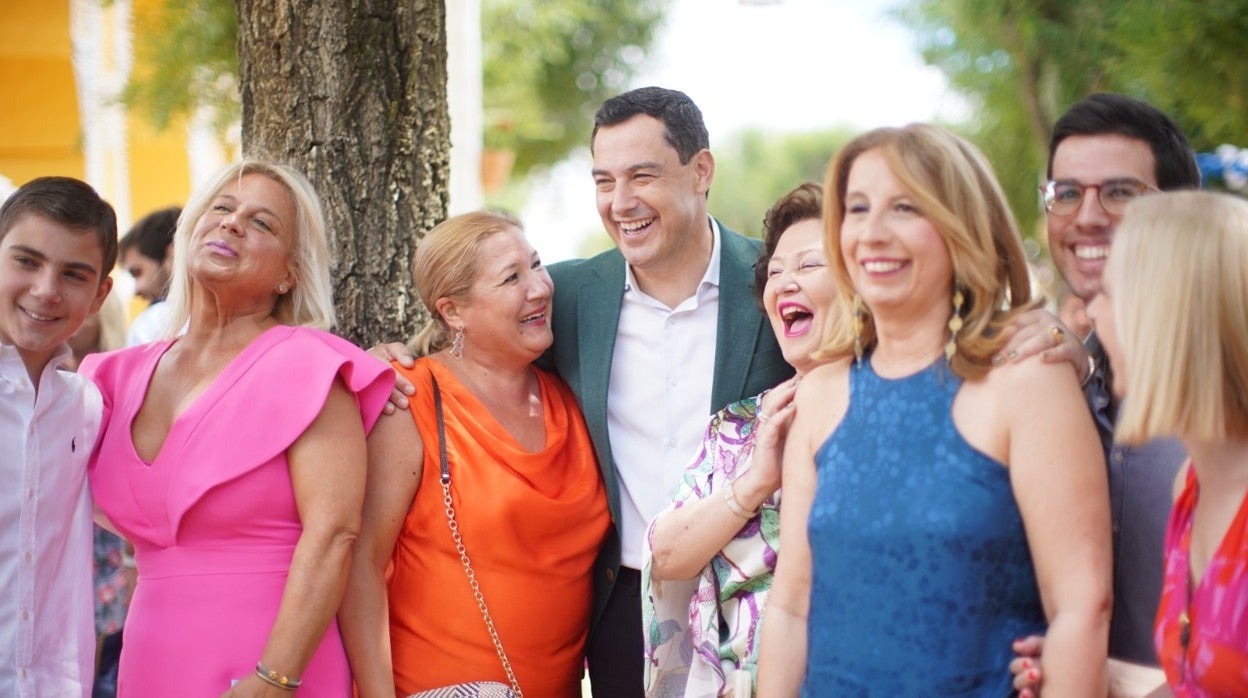 Juanma Moreno visitó la Feria de Alcalá de Guadaíra durante la campaña