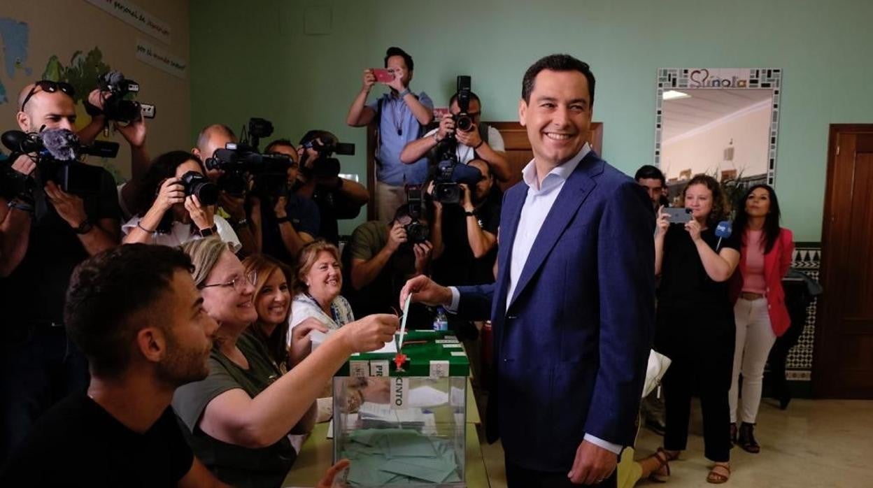 Juanma Moreno, ejerciendo su derecho al voto en Málaga