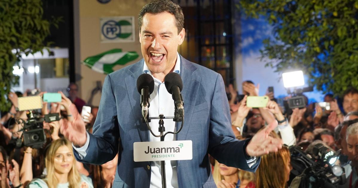 Juanma Moreno, rodeado de simpatizantes, a las puertas de la sede del PP-A