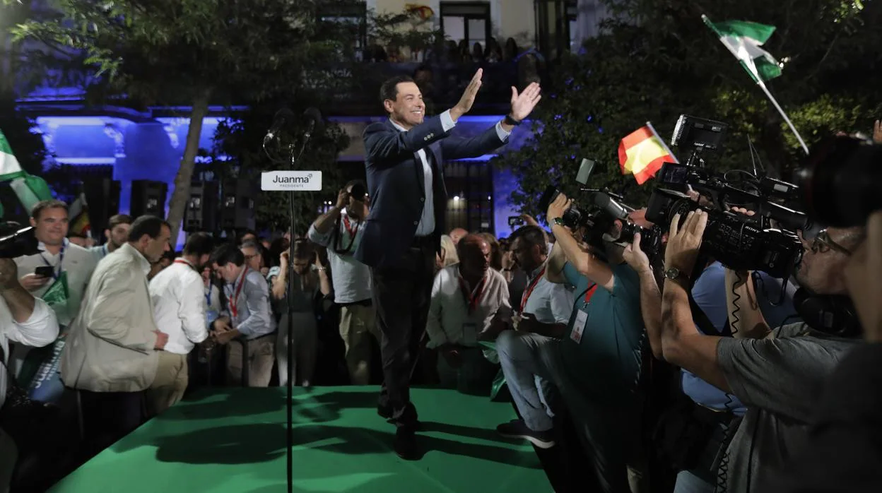 Juanma Moreno saluda a sus seguidores tras su rotundo triunfo electoral