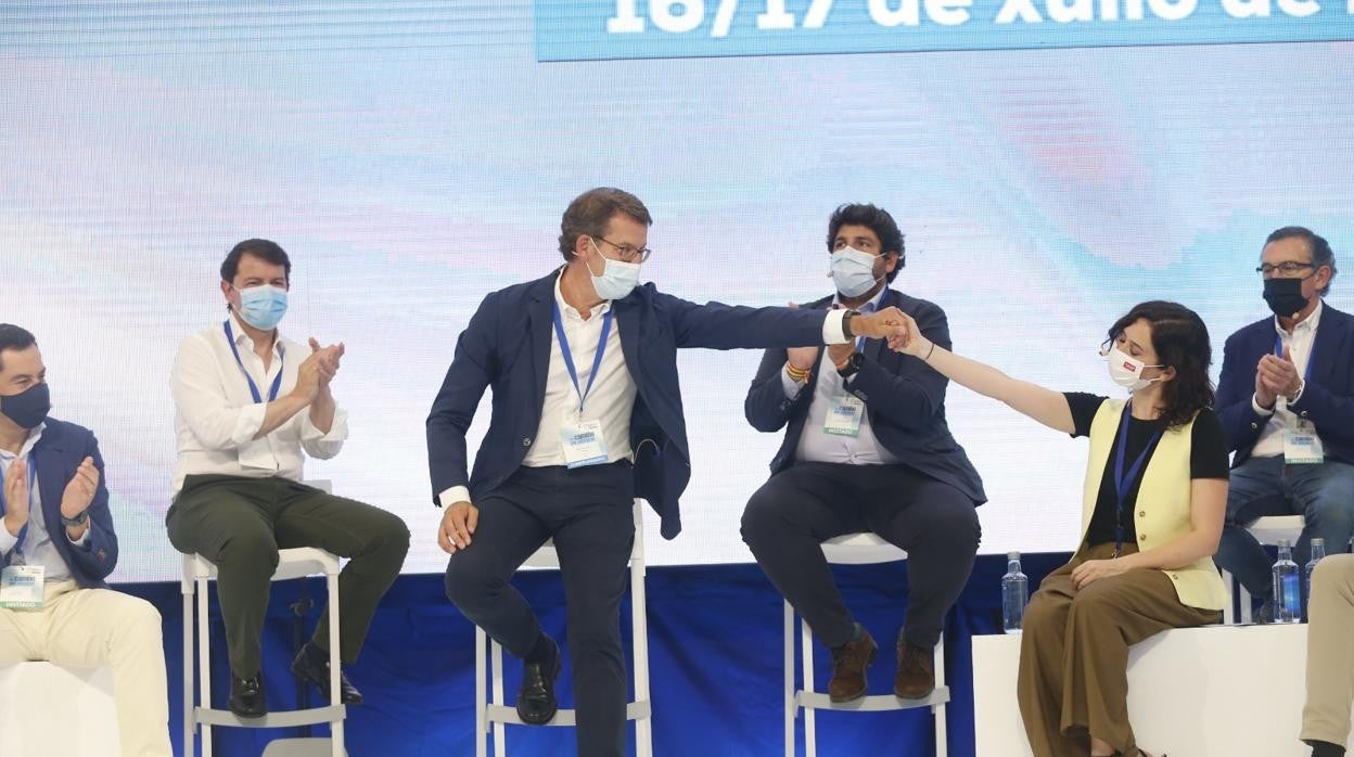 Feijóo y Ayuso se saludan en presencia del resto de líderes autonómicos del PP, este viernes en Santiago