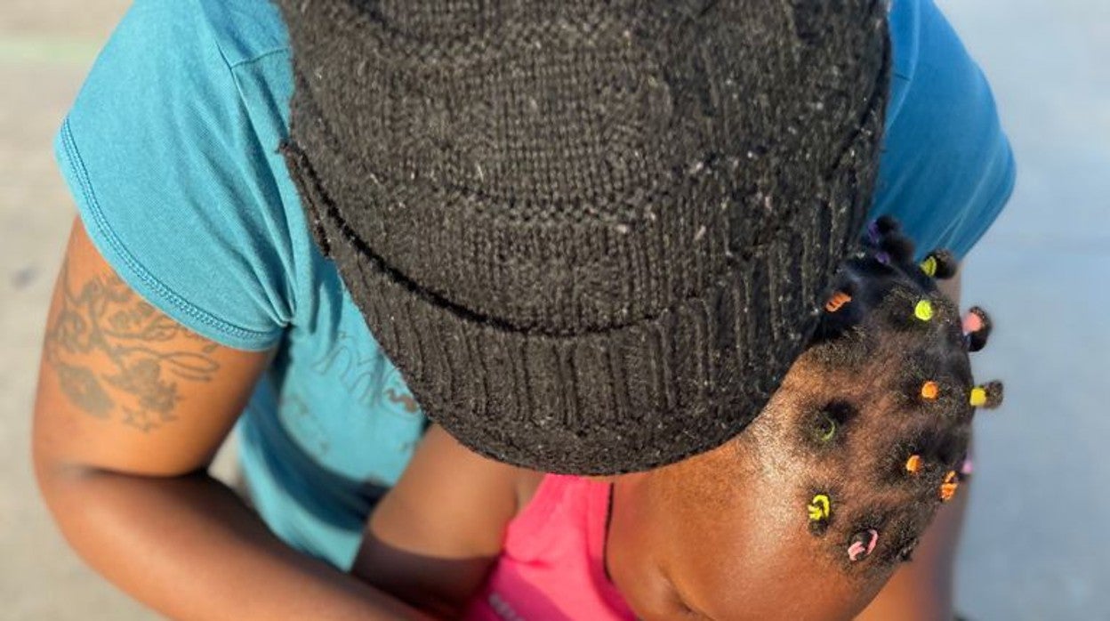 La pequeña de 19 meses con su madre