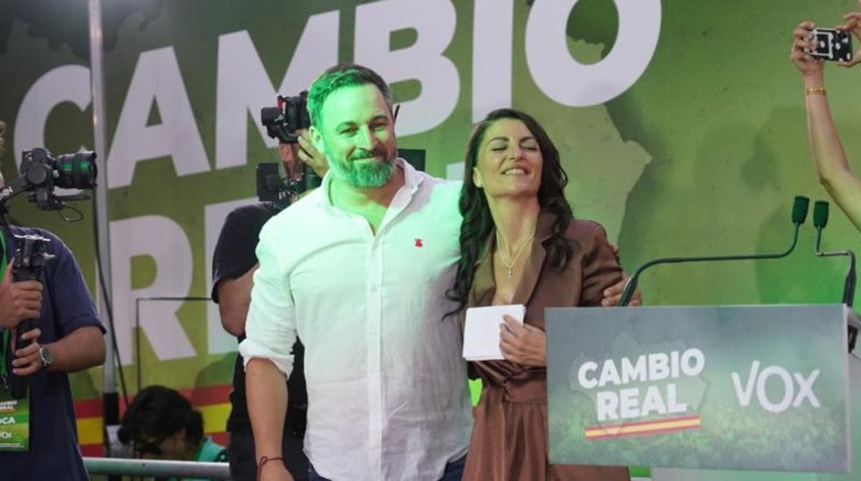 El lider de Vox , Santiago Abascal, junto con la candidata del partido, Macarena Olona, en la clausura el acto de cierre de campaña de Vox