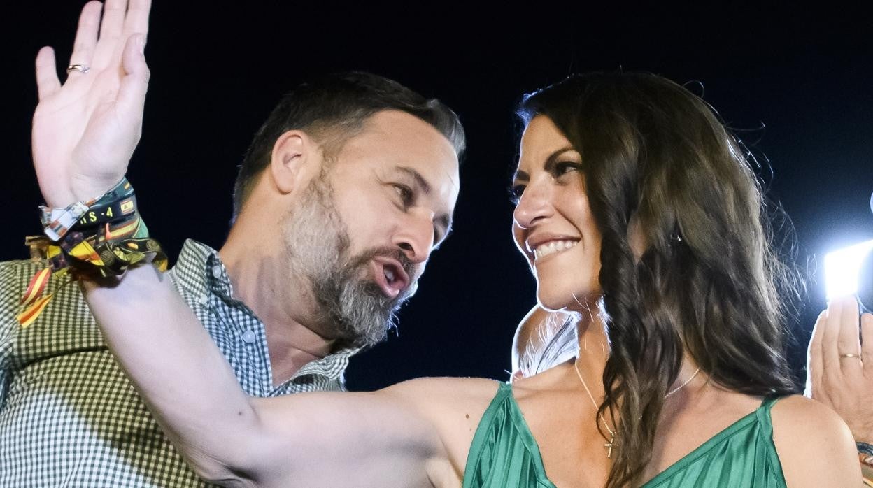 Macarena Olona junto a Santiago Abascal después de que se conocieran los resultados de las elecciones en Andalucía