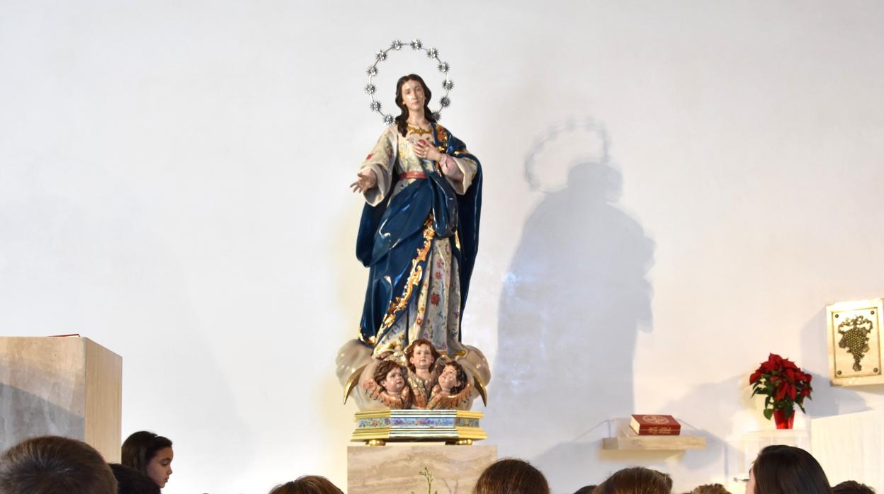 Los alumnos del centro celebraron una ofrenda floral y una Eucaristía ante la nueva imagen