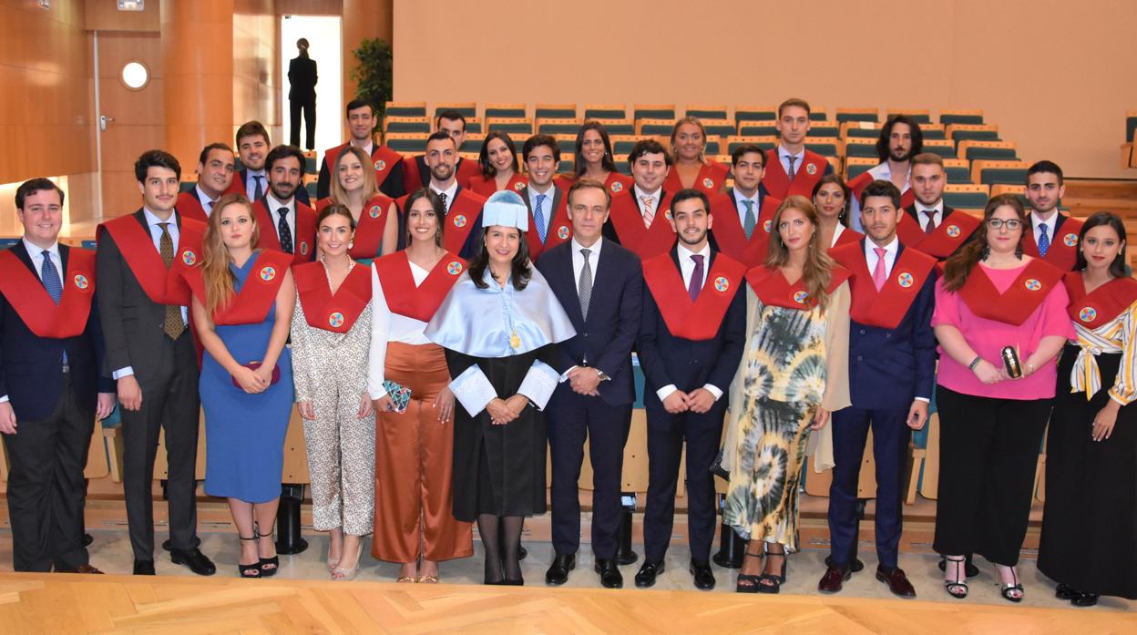 I Promoción del grado en Derecho de CEU Cardenal Spínola, junto al padrino, José Ramón Navarro, presidente de la Audiencia Nacional