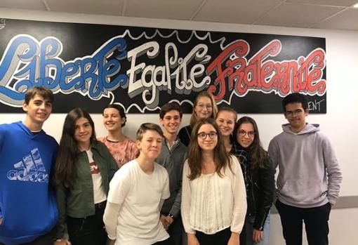 Estudiantes del CDM posan con sus “hosts” en el Lycée Emmanuel Mounier de Angers