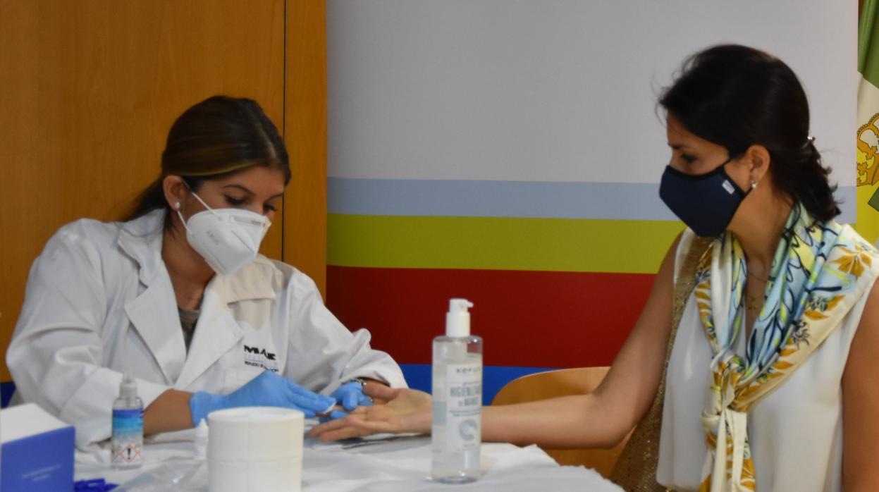 Una sanitaria realiza un test serológico a una docente de CEU