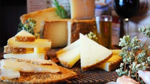 Cinco lugares para comer los mejores quesos en Andalucía