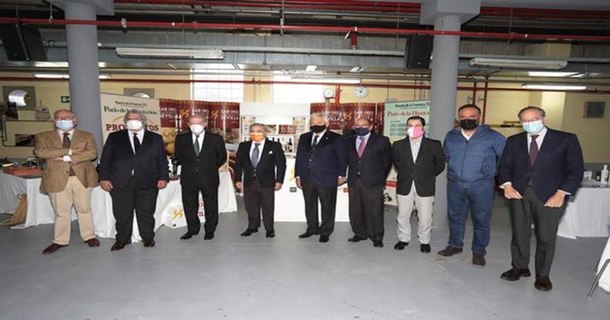 Organizadores, patrocinadores y colaboradores durante la visita institucional previa a la celebración de las jornadas
