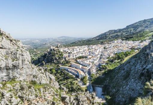 Vista general del pueblo de Zuheros