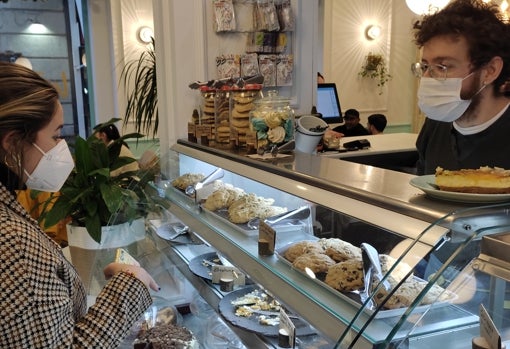 Una clienta escoge una tarta en La Tarterie