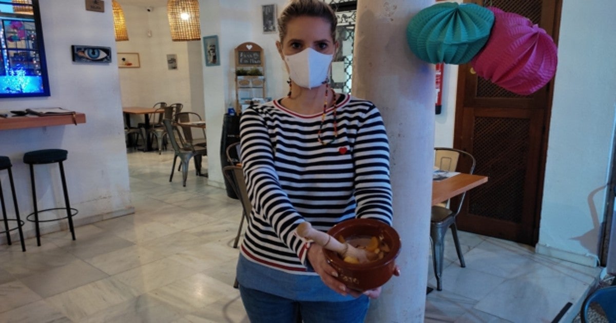 Laura Roda muestra el salmorejo dentro del mortero y con su almirez
