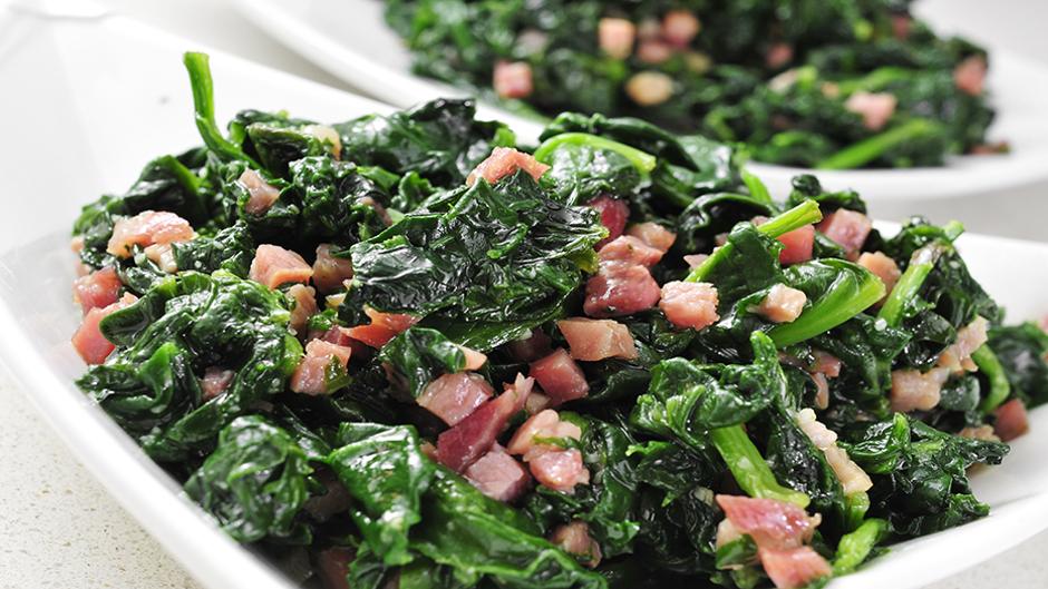 Cocina esta deliciosa receta de espinacas con jamón