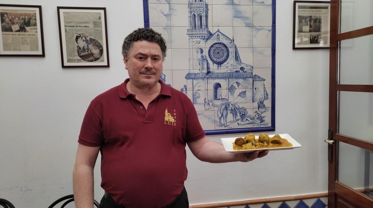 Juan Antonio Díaz muestra las alcachofas en salsa con pollo