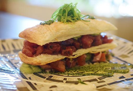 Milhojas de tartar de atún con cremoso de aguacate, jenjibre azul, pico de gallo y placton.