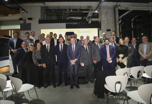 Foto de familia de premiados, patrocinadores y representantes institucionales