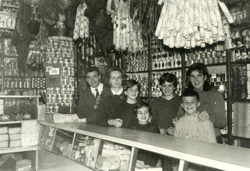 Familia Gómez-Pando en la primera tienda de alimentación que tuvieron en la calle San Eloy