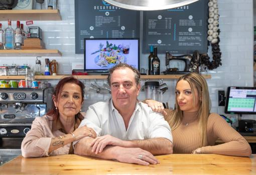 Fabián Vassia con su mujer, Maribel González, y su hija Sofía