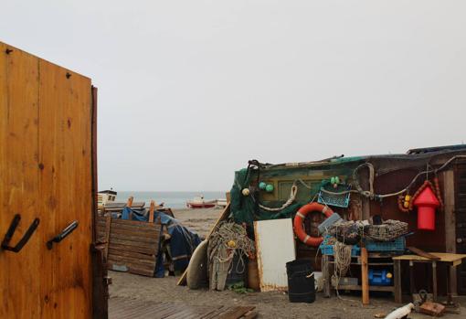 Vista de una de las casetas de los pescadores en la playa de Cabo de Gata