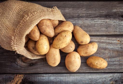 El mejor lugar para guardar las patatas es en un sitio seco y fresco, alejado de las cebollas