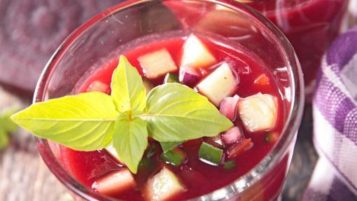 10 cremas y sopas frías saludables que ayudan a nuestro bronceado