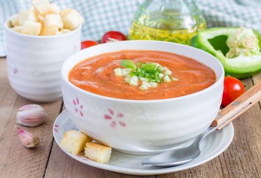 El gazpacho, a base de tomate, es uno de los platos estrella del verano