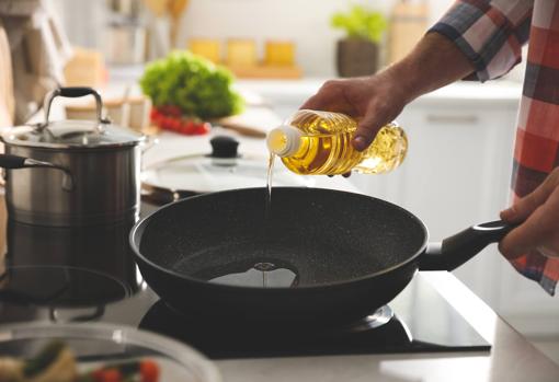 Tenemos que evitar que el aceite toque el agua. Así no salpicará al freír