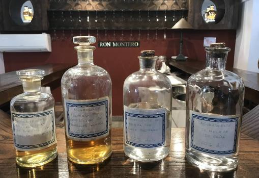 Muestras de melaza destilada en la bodega