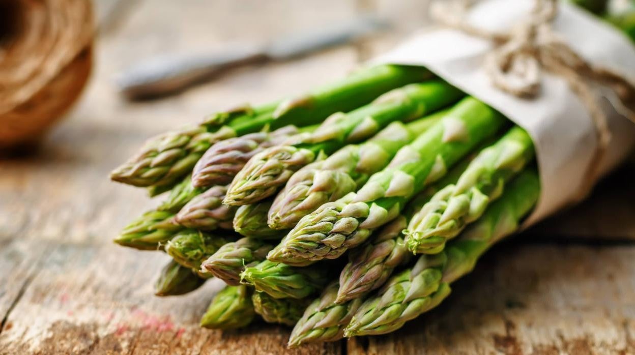 Los espárragos son uno de los alimentos recomendados para marcar abdomen