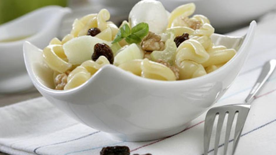 Prepara esta refrescante ensalada de pasta con queso fresco y frutos secos