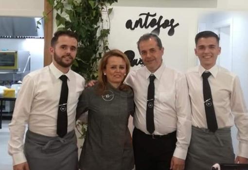 La familia Valverde-Jiménez al completo: Ángel hijo, Toñi, Ángel padre y José