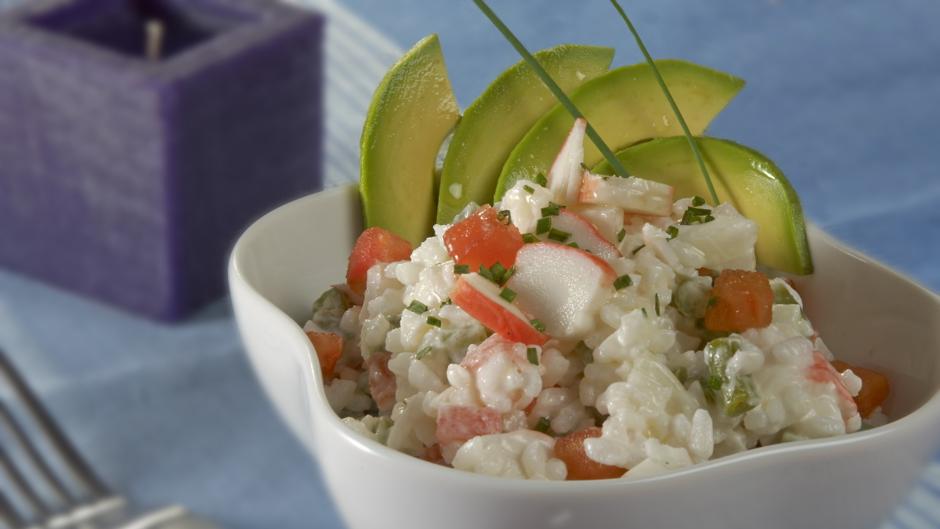 Ahorra tiempo preparando esta rica ensalada de arroz con aguacate y surimi