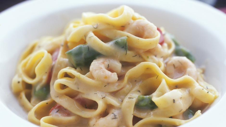 Aprende a cocinar estos deliciosos tallarines en salsa de marisco con rape y langostinos