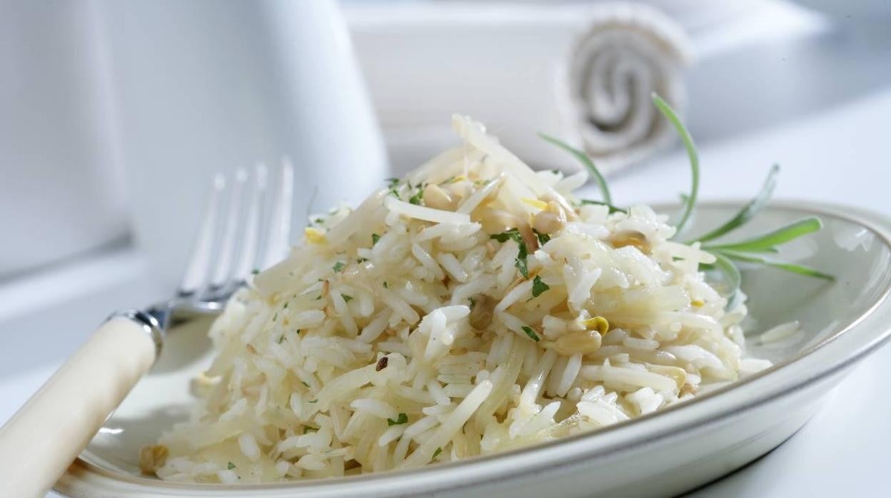 Plato de arroz frito con brotes de soja