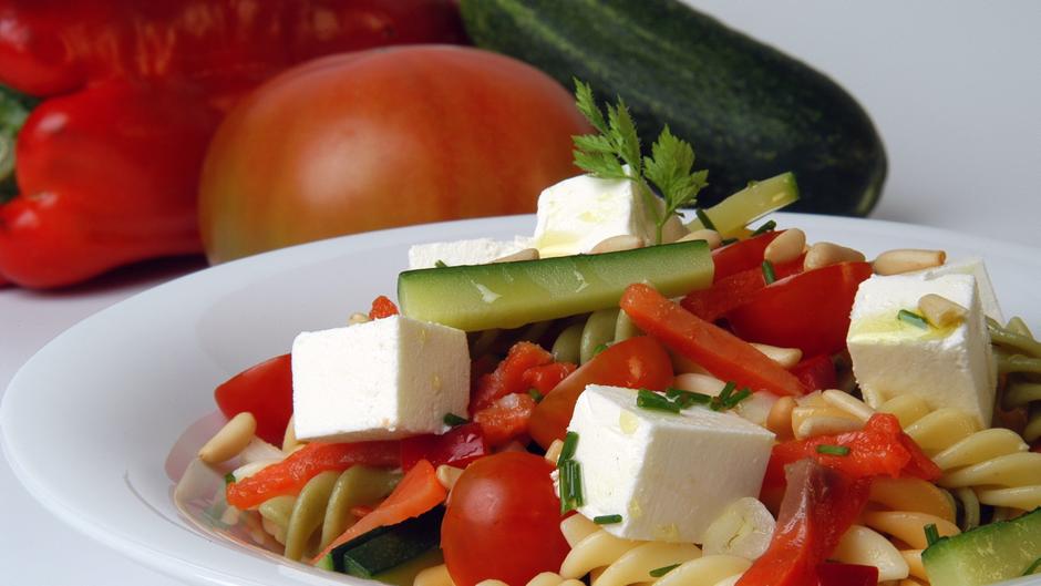 Haz esta ensalada de pasta con salmón ahumado y queso fresco en solo cinco pasos