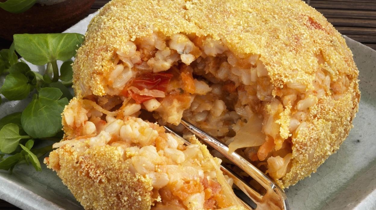 Croqueta rellena de arroz y verduras