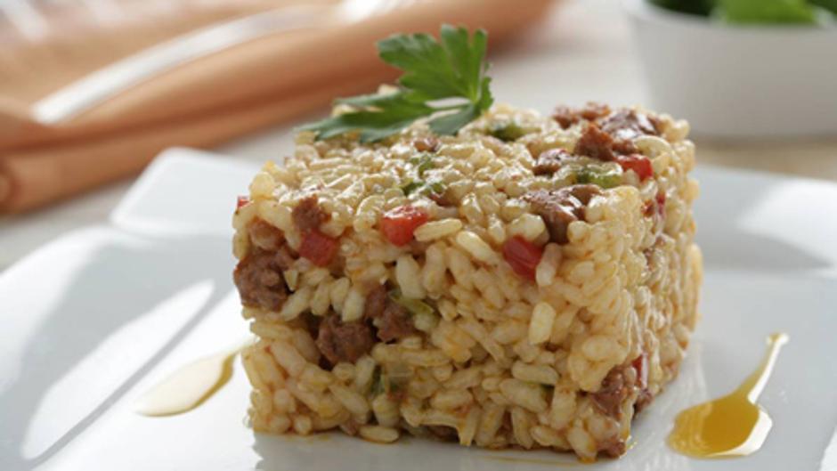 Aprende a cocinar este arroz con picadillo y disfruta de un plato sabroso y contundente